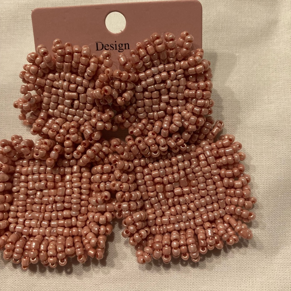 Earrings with beats old pink tone